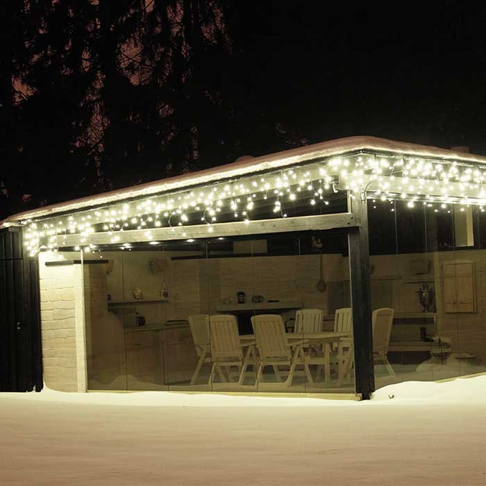 „Varveklis Icicle Light“ su 108 LED lempučių, 3m x 50cm dydžio ir juodu laidu, šaltai baltas